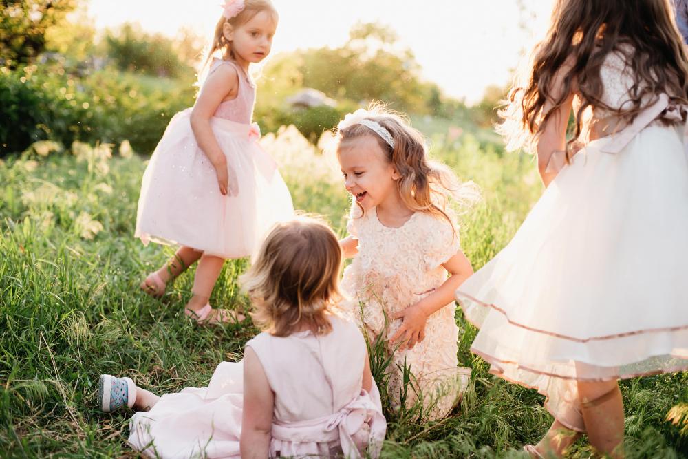 petites filles en robes habillées