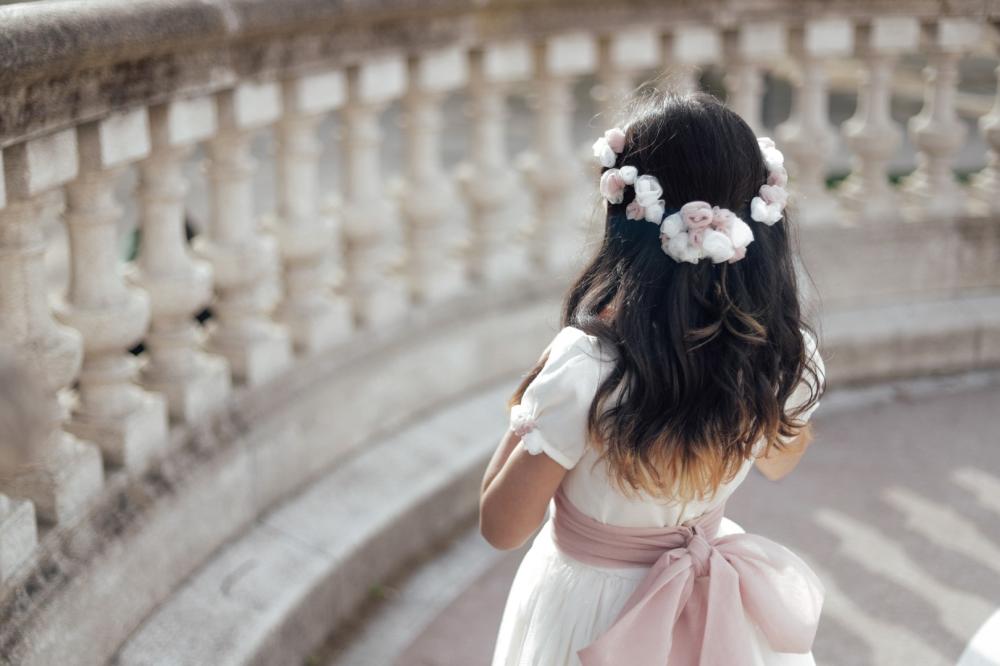 petite fille en robe blanche et rose